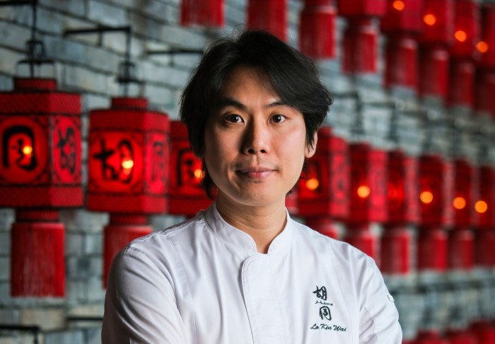 Chef wah

with over two decades of culinary experience, chef leung kwok wah is the group executive dim sum chef for aqua restaurant group, overseeing all dim sum across the globe. Chef wah has seamlessly integrated a modern twist into hutong’s creations, crafting cantonese-style and northern dim sum dishes that honour traditional techniques while embracing innovative flavour combinations, capturing the hearts of diners the world over.