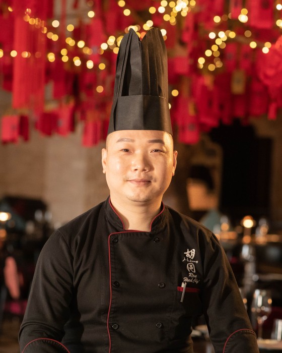 Dingxu Ren | Head Chef at Hutong Dubai

Dingxu Ren, Head Chef at Hutong, was born in Chengdu in 1985. With over 20 years of experience in the culinary scene across Singapore, Hong Kong, Dubai and his specialization in Sichuan cuisine, Ren launched Hutong Dubai in 2020, blending traditional dishes with Arabian influences, while elevating the local dining landscape with unforgettable flavours.
Born in 1985 and raised in Chengdu, Chef Ren successful career as a chef has spanned over 20 years of combined experience in the F&B scenes of Singapore, Hong Kong, and Dubai. As culinary leader of Hutong Dubai, he plays an important role in bringing the best of Chinese cuisine to a global stage.
Throughout his culinary journey, Chef Ren acquired culinary skills and kitchen management skills from both the Eastern and Western gastronomic worlds. With his diverse training in Cantonese, Shanghainese, and Sichuan cuisines, as well as experience with Western cuisine, his strength and passion nonetheless remains with his native Sichuan cuisine with its bold and fiery flavours.
